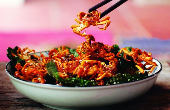 Roasted-rice-field-crab-with-piper-lolot-Ninh-Binh-Vietnam-1